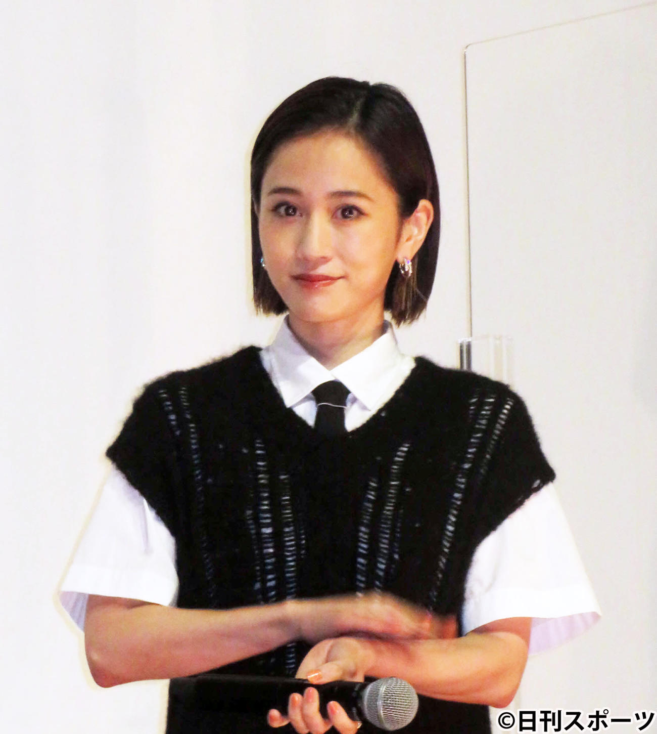 映画「コンビニエンス・ストーリー」完成披露舞台あいさつに登壇した前田敦子（撮影・村上幸将）