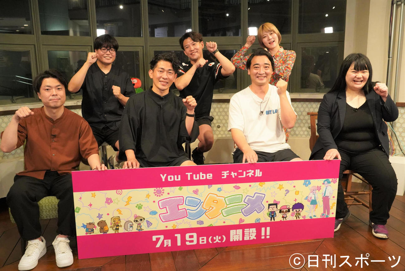 YouTubeチャンネル「エンタニメ」開設記念のトークライブ「芸人が語る！コントの可能性」に出席した、前列左からお笑いコンビ、ライスの田所仁、ジャングルポケット太田博久、斉藤慎二、オダウエダ植田紫帆。後列左からライス関町知弘、おたけ、オダウエダ小田結希（撮影・佐藤成）