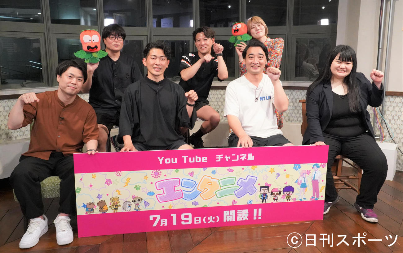 YouTubeチャンネル「エンタニメ」開設記念のトークライブ「芸人が語る！コントの可能性」に出席した、前列左からライス田所仁、ジャングルポケット太田博久、斉藤慎二、オダウエダ植田紫帆、後列左からライス関町知弘、ジャングルポケットおたけ、オダウエダ小田結希（撮影・佐藤成）
