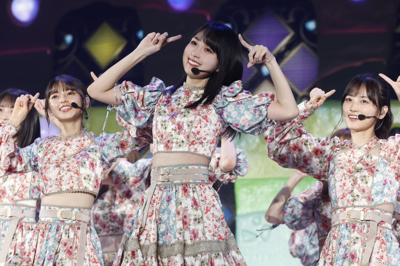「真夏の全国ツアー2022」初日公演で新曲「好きというのはロックだぜ！」を初披露した乃木坂46。手前左から齋藤飛鳥、賀喜遥香、山下美月