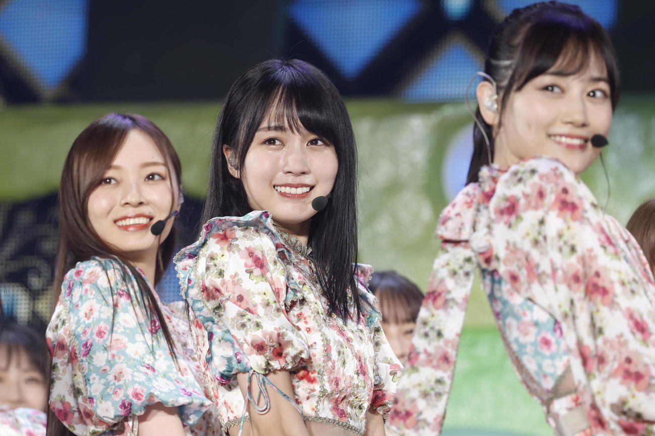 「真夏の全国ツアー2022」初日公演で新曲「好きというのはロックだぜ！」を初披露した乃木坂46。中央は賀喜遥香
