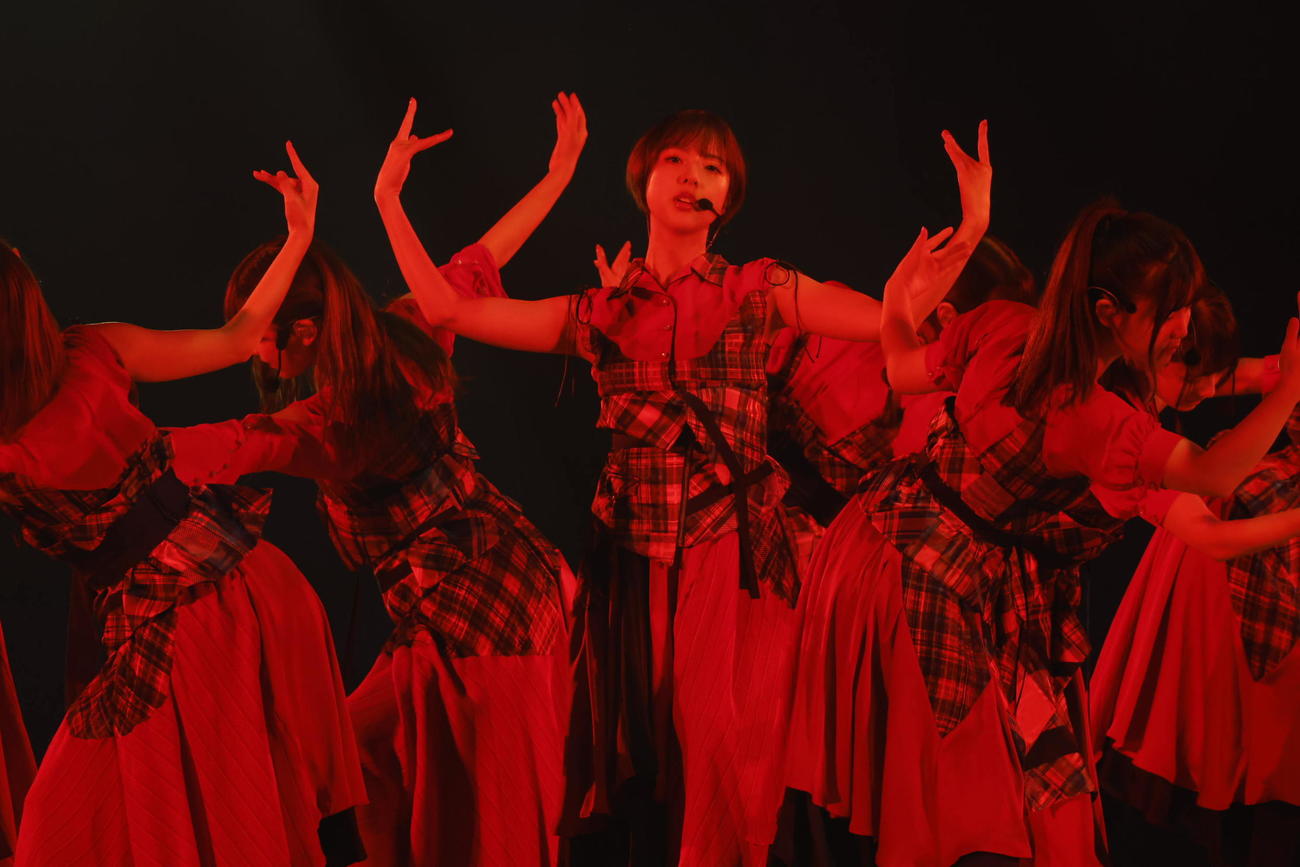 「真夏の全国ツアー2022」初日公演で新曲「Under’s Love」を初披露した乃木坂46の5期生。手前は和田まあや