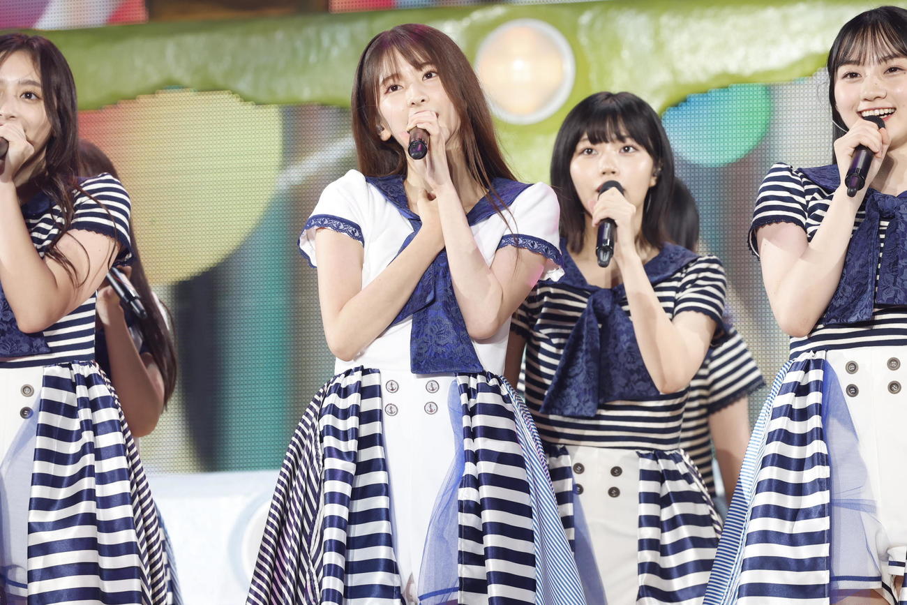 「真夏の全国ツアー2022」初日公演で新曲「バンドエイド剥がすような別れ方」を初披露した乃木坂46の5期生。手前中央は菅原咲月