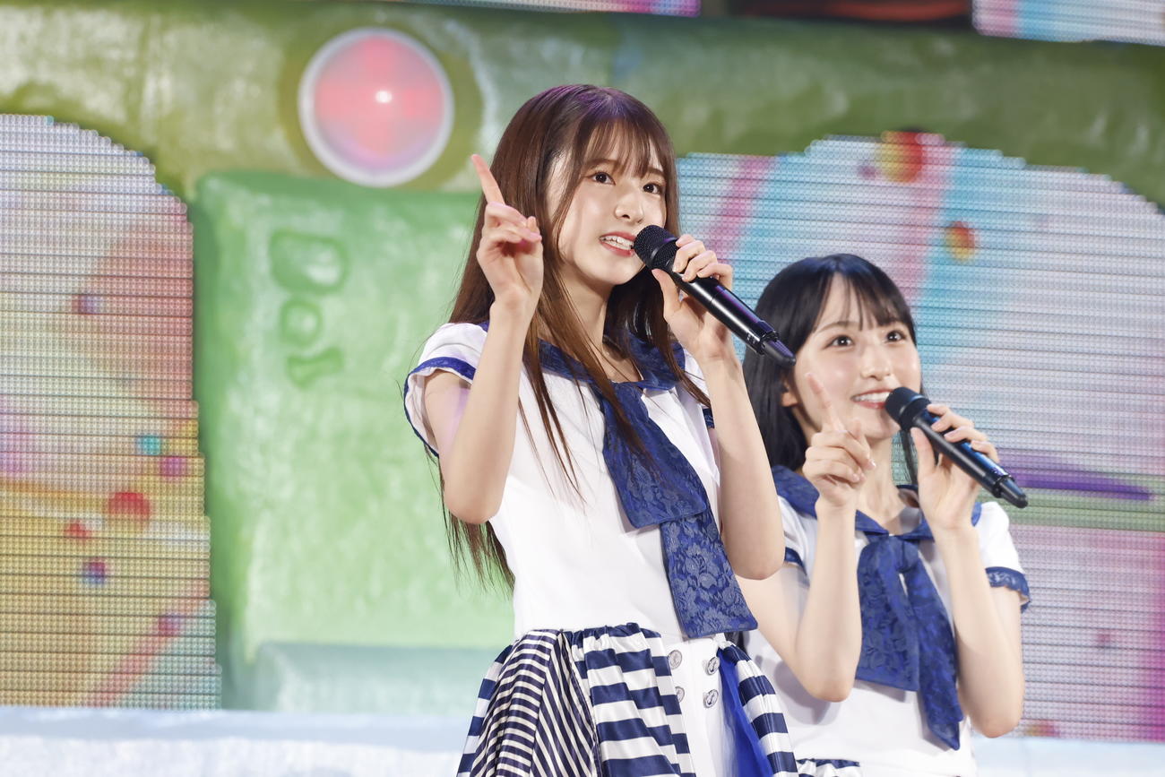 「真夏の全国ツアー2022」初日公演で新曲「バンドエイド剥がすような別れ方」を初披露した乃木坂46の5期生。手前は菅原咲月