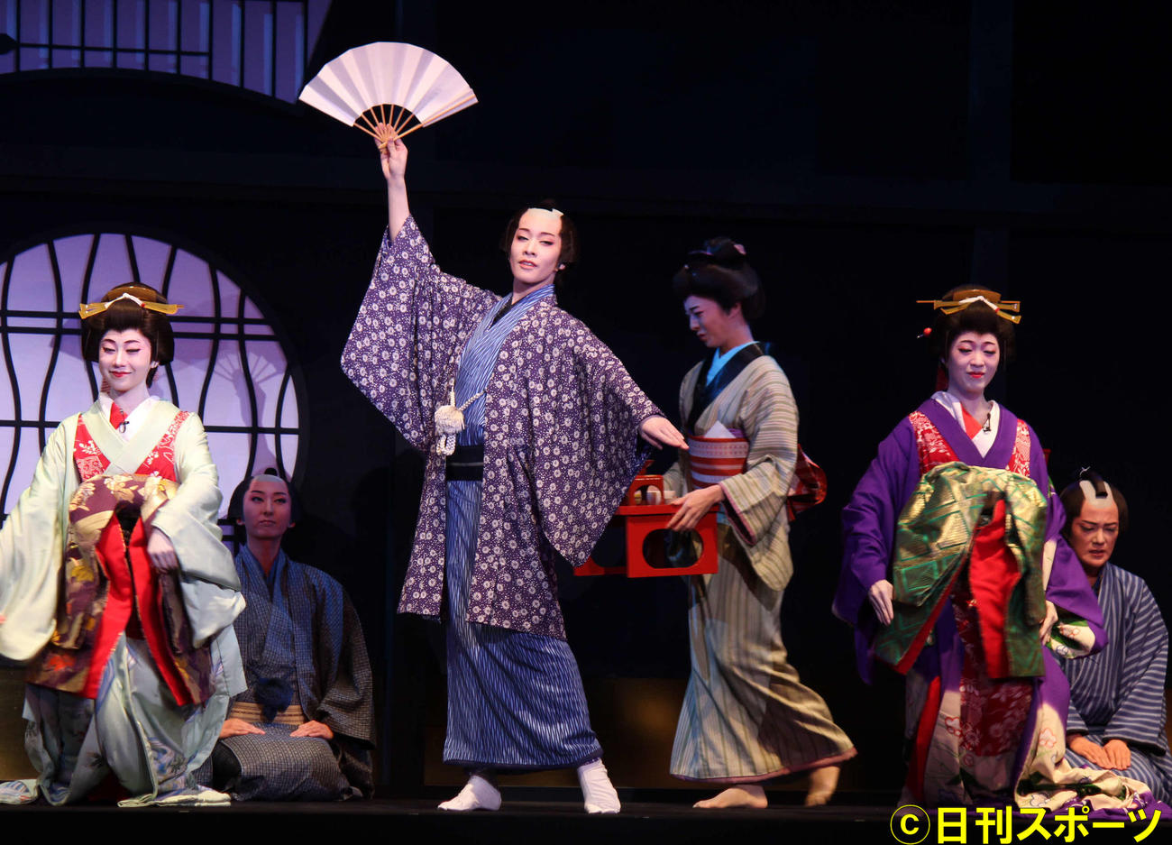 遊郭へ通う主人公を熱演した和希そら（中央）。右端は手代役の諏訪さき（撮影・村上久美子）