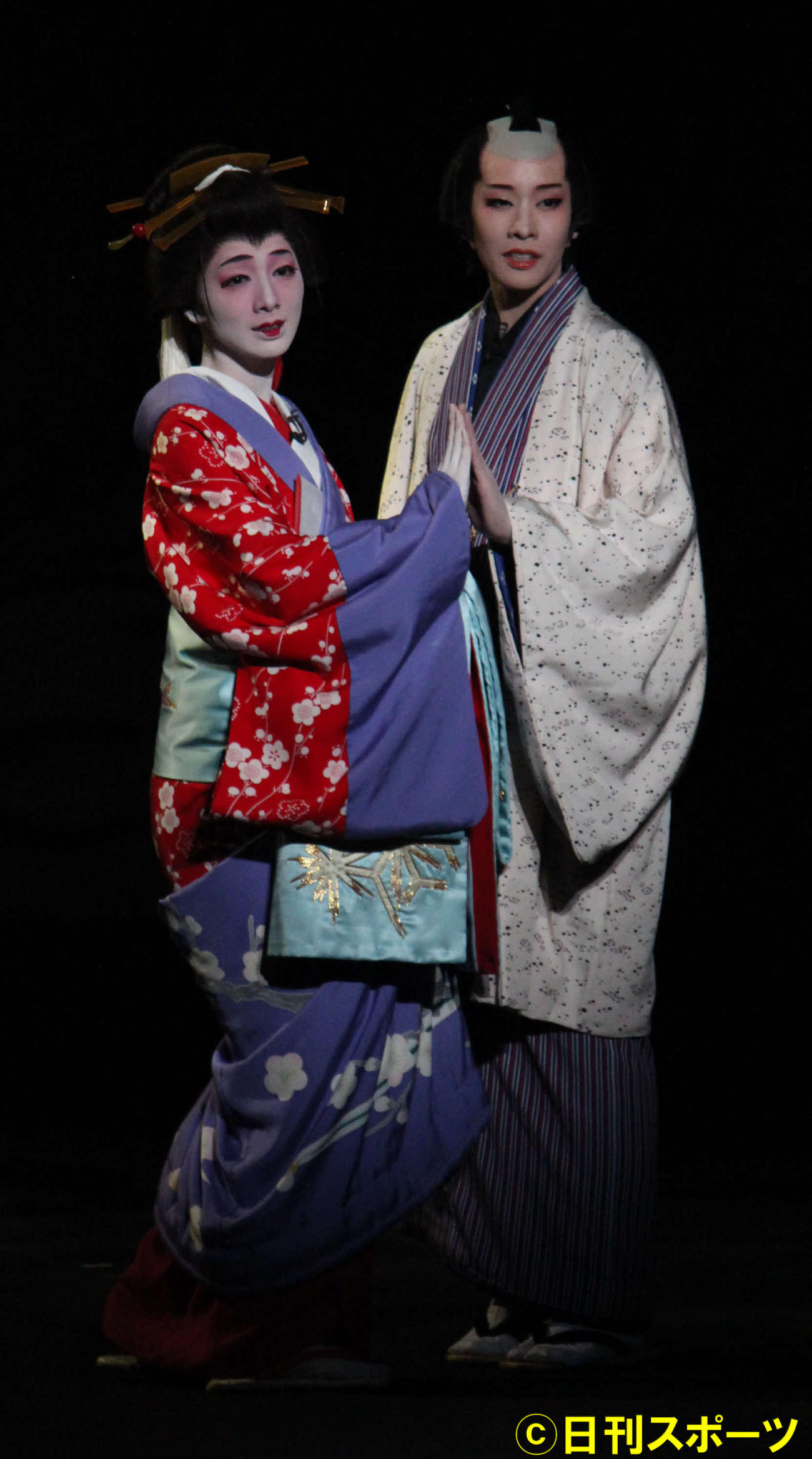 悲恋へ突き進む忠兵衛（和希そら＝右）と、遊女梅川（夢白あや）（撮影・村上久美子）