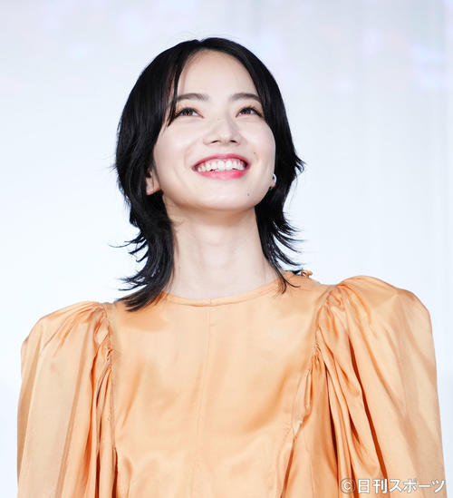 映画「余命10年」のイベントで笑顔を見せる小松菜奈(撮影・横山健太)