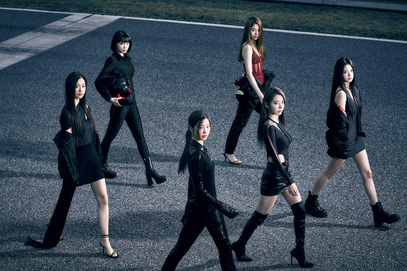 LE SSERAFIM。左からKIM GARAM、KIM CHAEWON、KAZUHA、HUH YUNJIN、SAKURA、HONG EUNCHAE
