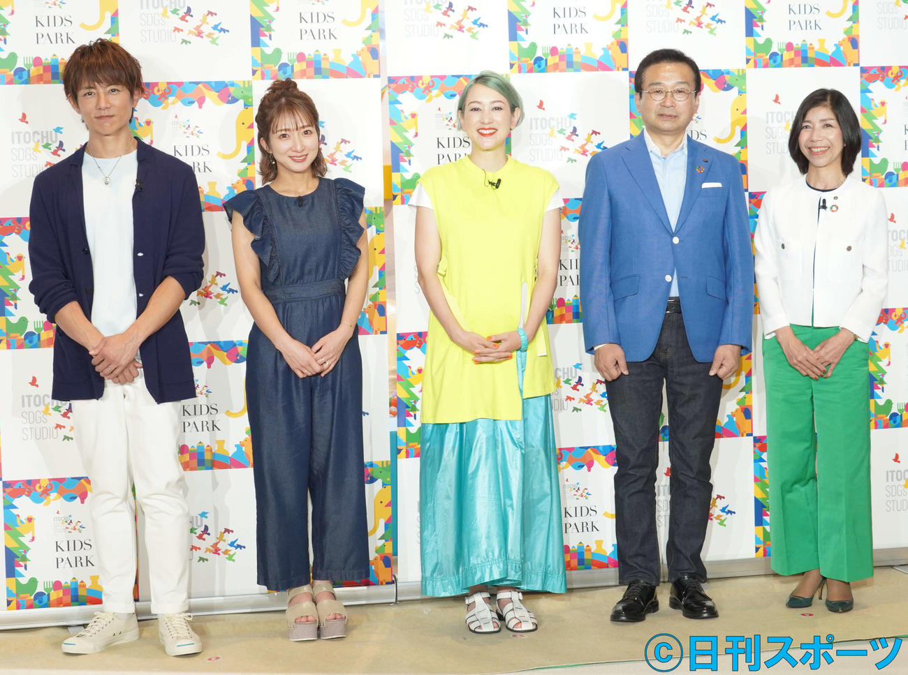 「ITOCHU SDGs STUDIO KIDS PARK」のオープン記念イベントに出席した、左から杉浦太陽、辻希美、SHELLY、伊藤忠商事小林文彦代表取締役副社長執行役員CAO、伊藤忠商事目谷東久子Corporate Brand Initiative Maneger（撮影・佐藤成）