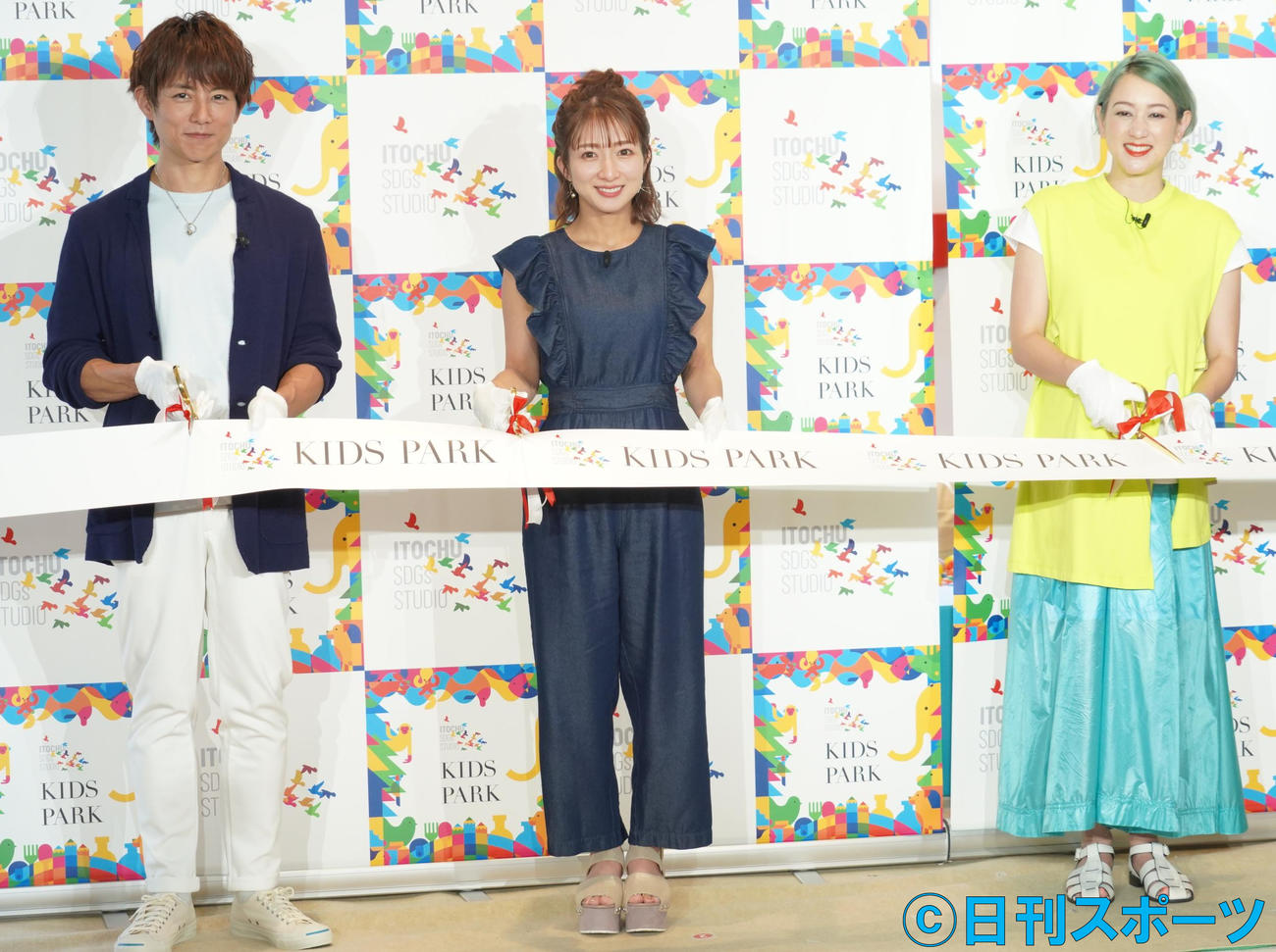 「ITOCHU SDGs STUDIO KIDS PARK」のオープン記念イベントに出席した、左から杉浦太陽、辻希美、SHELLY（撮影・佐藤成）