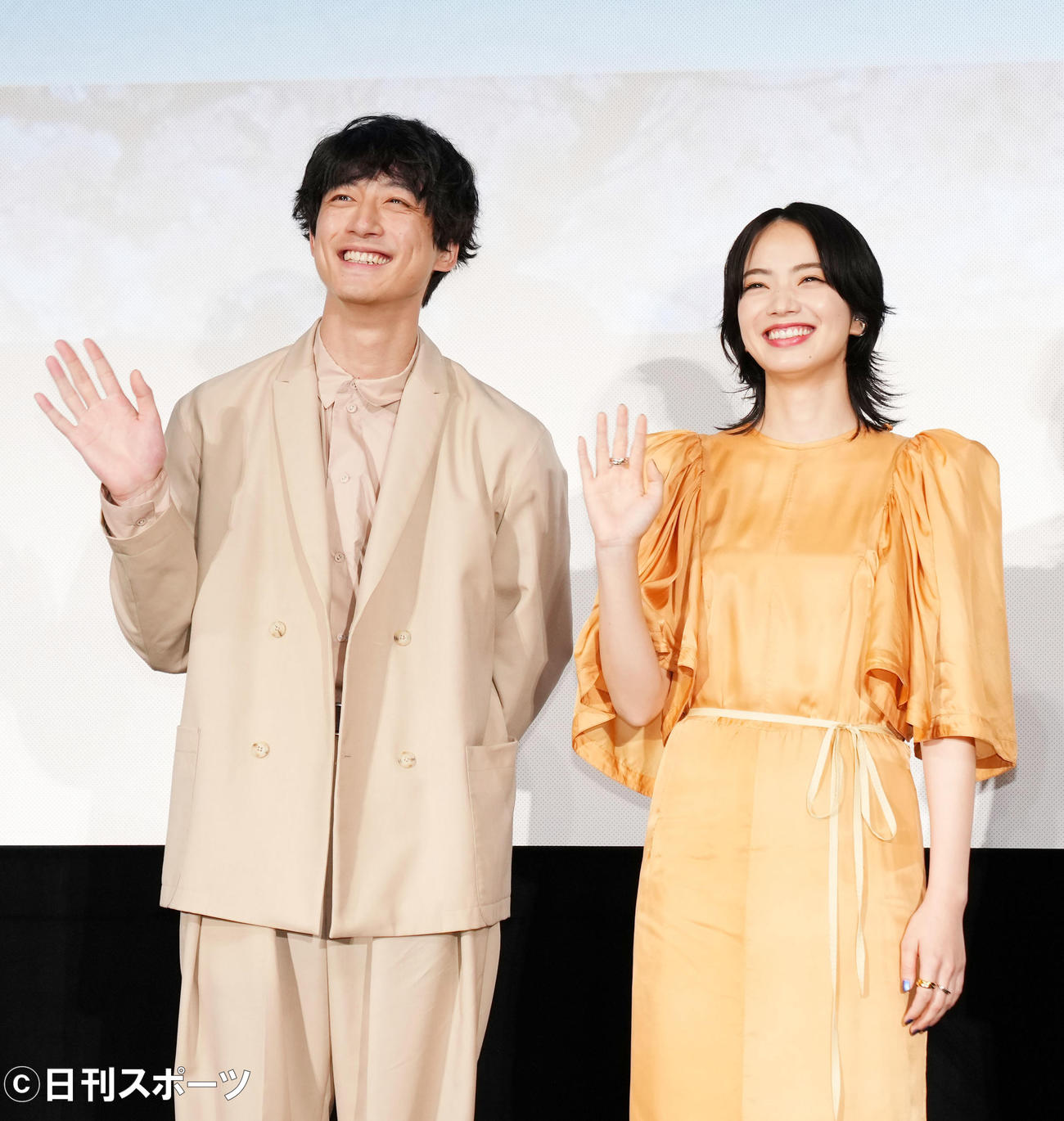 笑顔で手を振る坂口健太郎（左）と小松菜奈（撮影・横山健太）