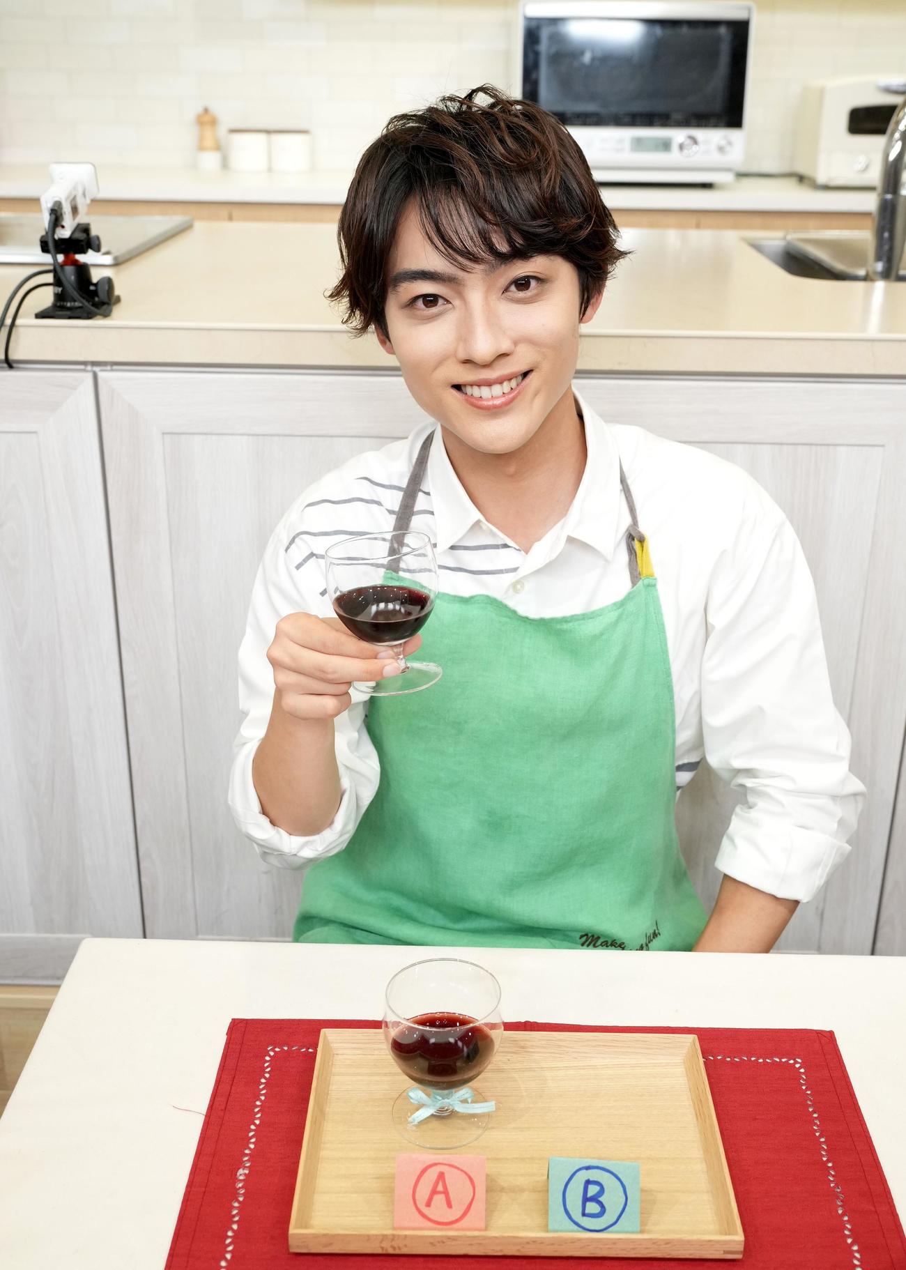 料理番組「ペアリングビストロ　YUTO」でお菓子作りに初挑戦した辰巳ゆうと