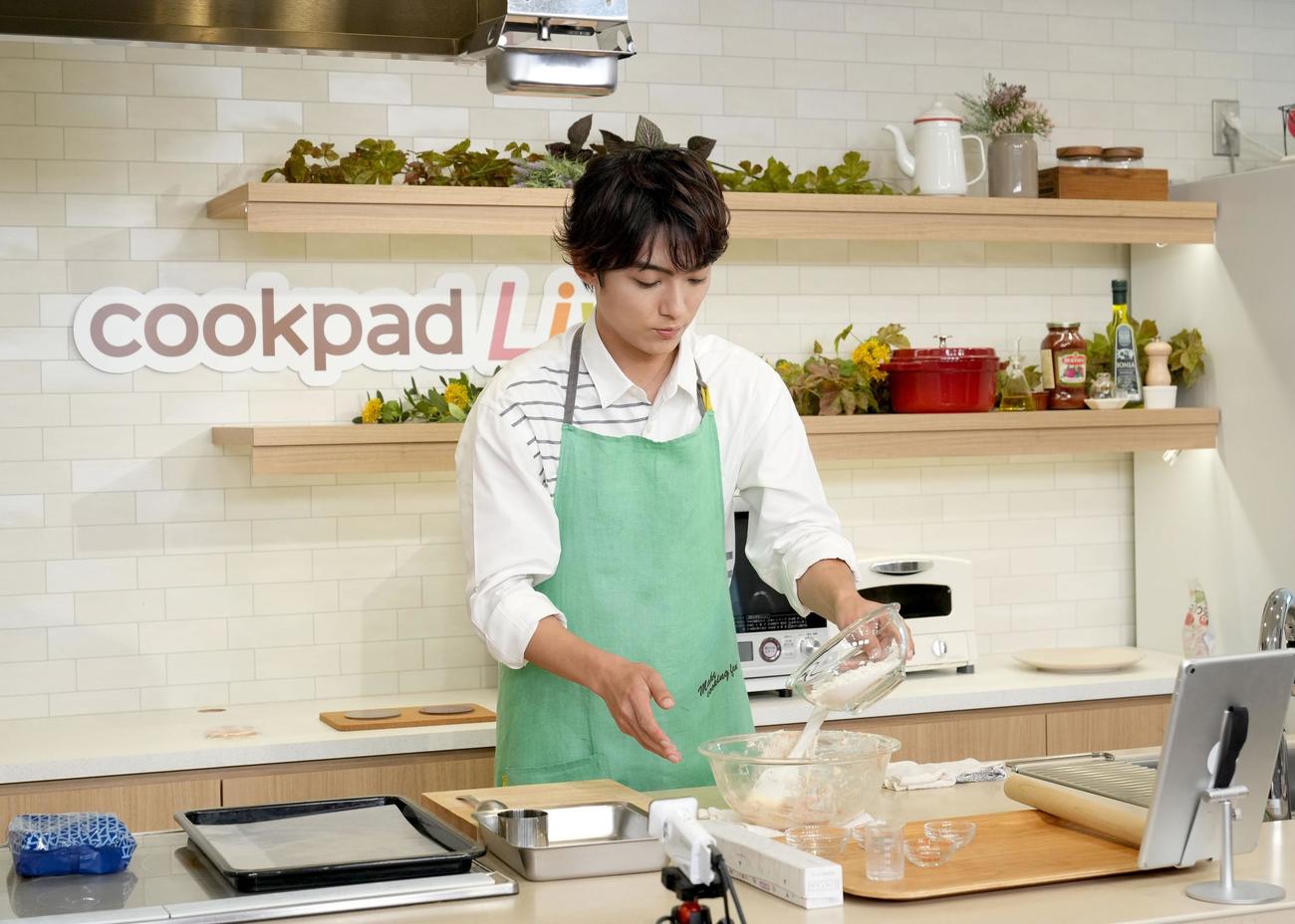 料理番組「ペアリングビストロ　YUTO」でお菓子作りに初挑戦した辰巳ゆうと