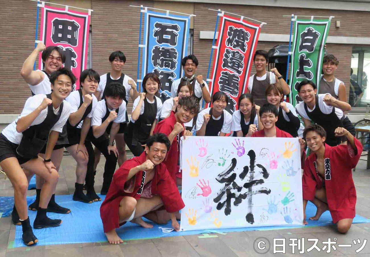 新曲「Sole!～おまんた囃子～」発売記念イベント行った東京力車。車夫の仲間たちも駆け付け笑顔