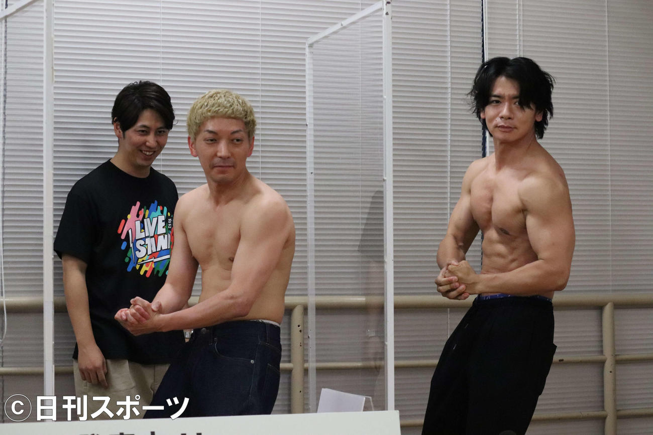 『LIVE STAND 22－23』合同取材会で筋肉を見せ合い、ポーズするニューヨークの嶋佐和也（左）と野田クリスタル（撮影・加藤理沙）
