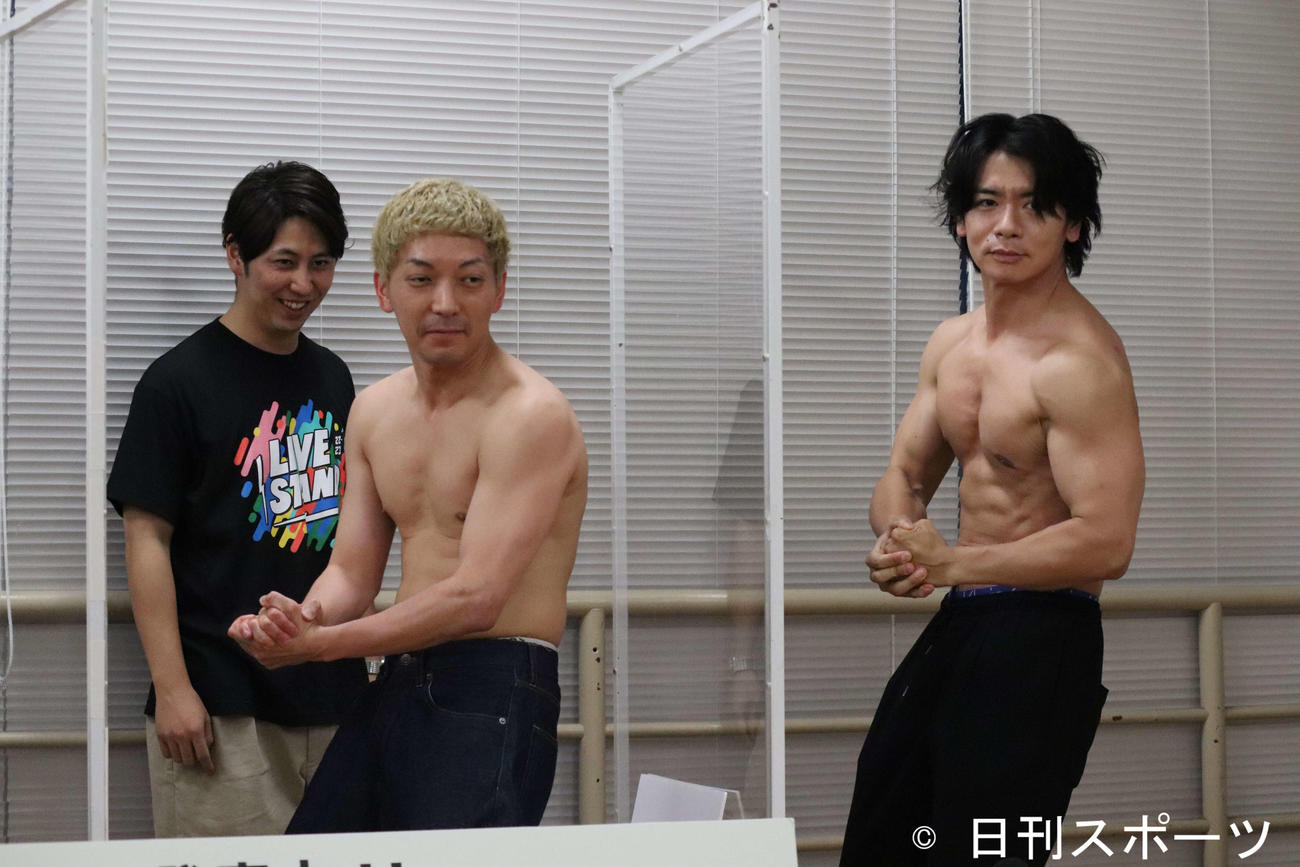 『LIVE STAND 22－23』合同取材会で筋肉を見せ合い、ポーズするニューヨークの嶋佐和也（左）と野田クリスタル（撮影・加藤理沙）