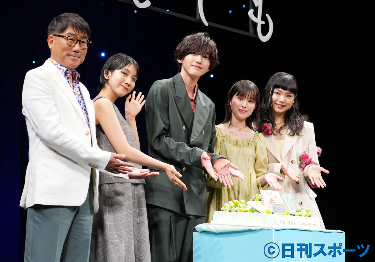 サプライズ誕生日ケーキに笑顔を見せるなにわ男子の道枝駿佑（中央）。左から亀田誠治、松本穂香、1人おいて福本莉子、古川琴音（撮影・横山健太）