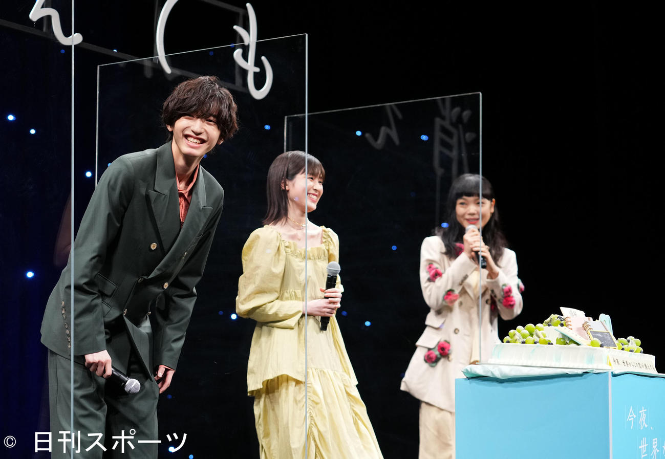 サプライズでの誕生日ケーキに笑顔を見せるなにわ男子の道枝駿佑（左）。同2人目から福本莉子、古川琴音（撮影・横山健太）