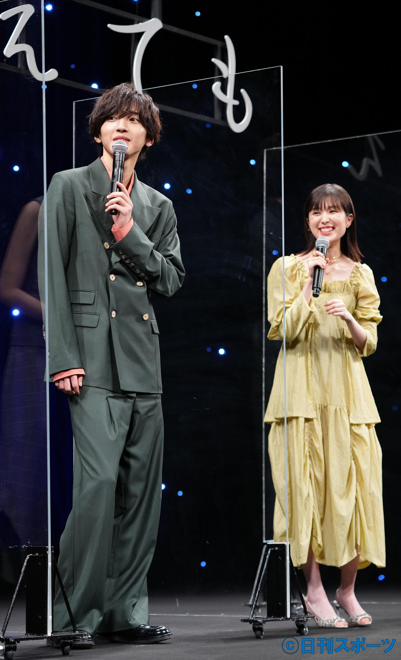 撮影での思い出を語るなにわ男子の道枝駿佑（左）と福本莉子（撮影・横山健太）