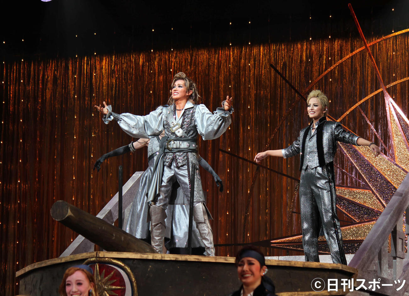 半年遅れて“再出港”した雪組公演主演のトップ彩風咲奈と、人気スター朝美絢（右）ら（撮影・村上久美子）