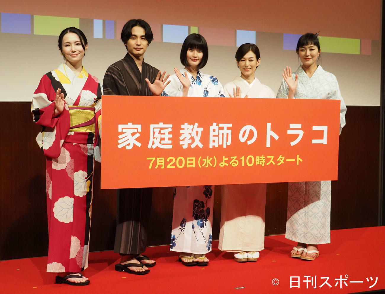 日本テレビ系「家庭教師のトラコ」完成披露試写会に出席した、左から美村里江、中村蒼、橋本愛、鈴木保奈美、板谷由夏（撮影・遠藤尚子）