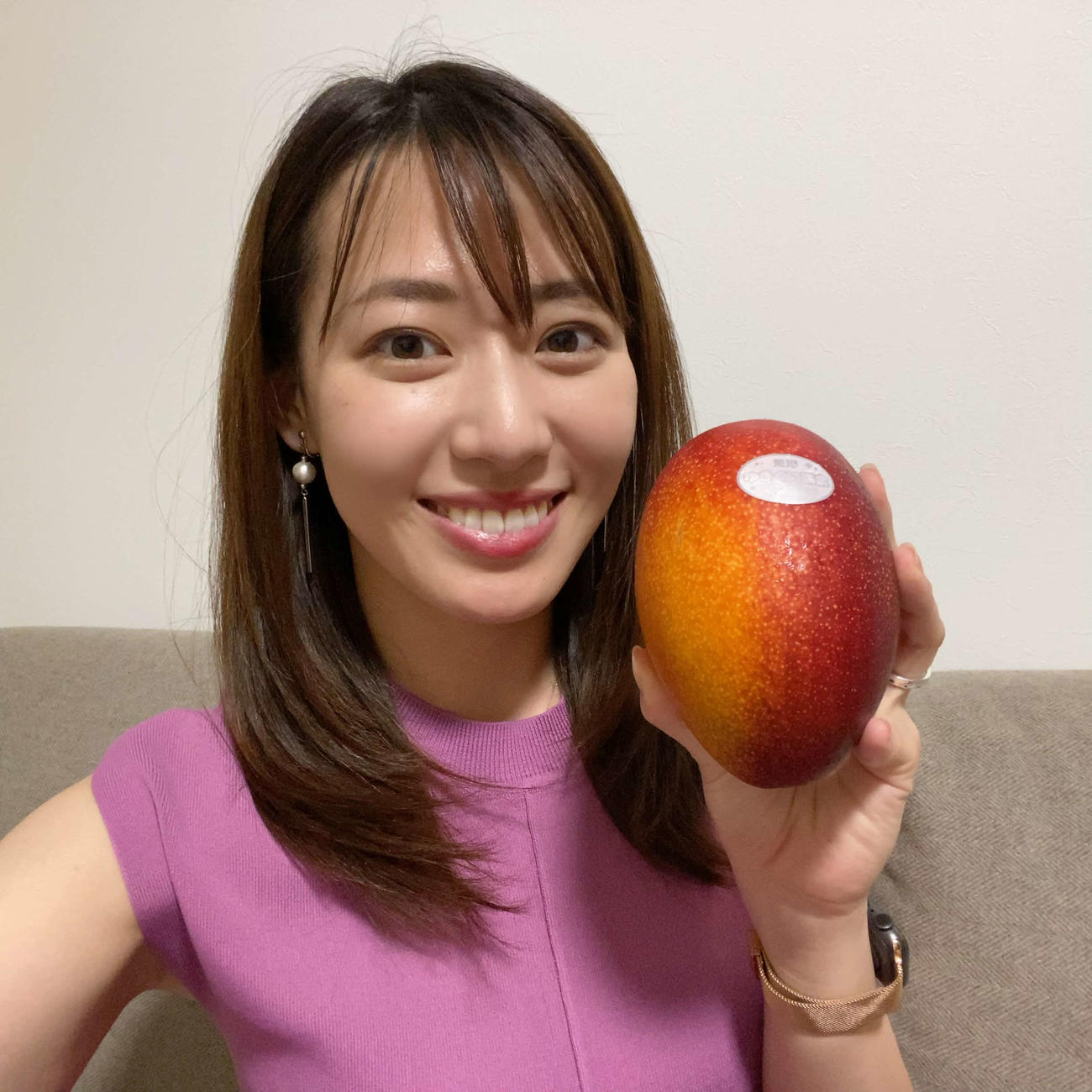 切る前から甘い香りが漂う立派なマンゴーです
