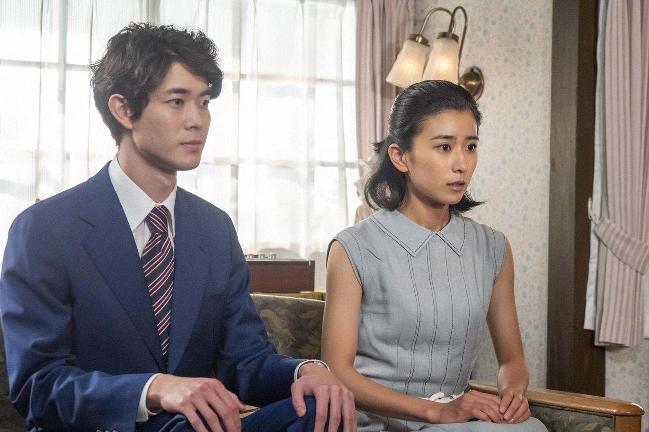 朝ドラ「ちむどんどん」より。結婚を決めた青柳和彦（宮沢氷魚）と比嘉暢子（黒島結菜）は和彦の母・重子の家をふたりで訪れたが…(C)NHK