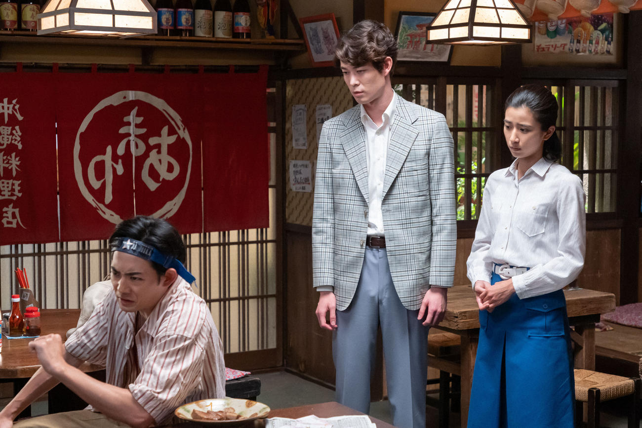 朝ドラ「ちむどんどん」より。比嘉暢子（中央＝黒島結菜）が青柳和彦（右＝宮沢氷魚）との結婚に反対する和彦の母・重子を説得するための食事会に、事情を知らない兄・比嘉賢秀（左＝竜星涼）が現れ、大混乱を招く(C)NHK