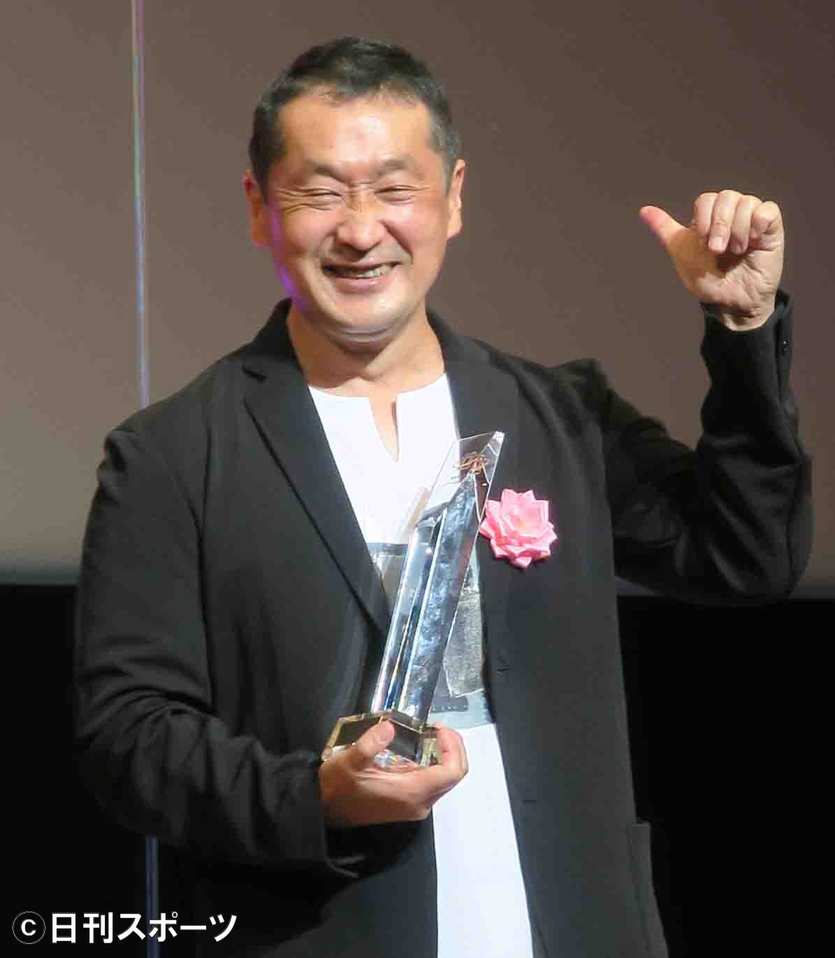 「第12回衛星放送協会オリジナル番組アワード」でし出演番組がグランブリを受賞し、喜びを語る坂本浩一監督