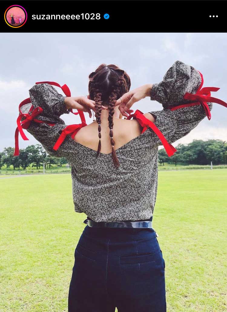リボンがたくさんついた服で満面の笑みのスザンヌ（インスタグラムより）