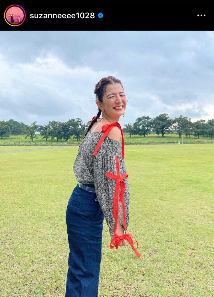 リボンがたくさんついた服で満面の笑みのスザンヌ（インスタグラムより）