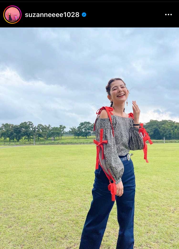 リボンがたくさんついた服で満面の笑みのスザンヌ（インスタグラムより）