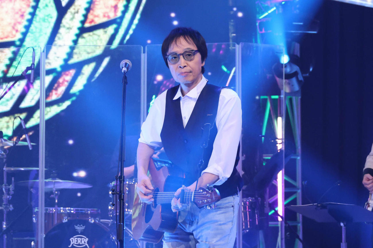 最後のテレビ出演でギターを弾く吉田拓郎（C）フジテレビ