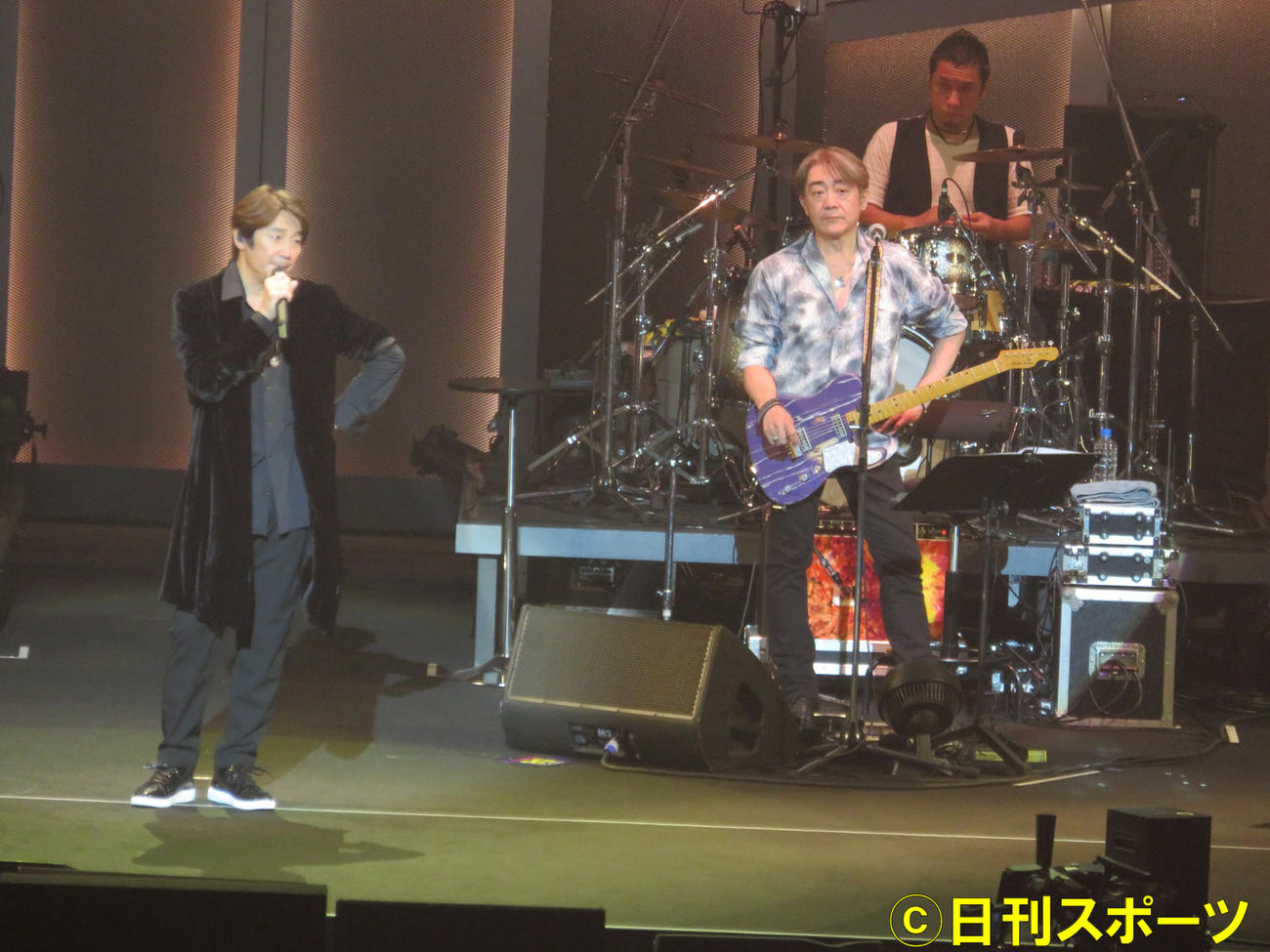 バースデイライブを開いた近藤真彦（左）と野村義男