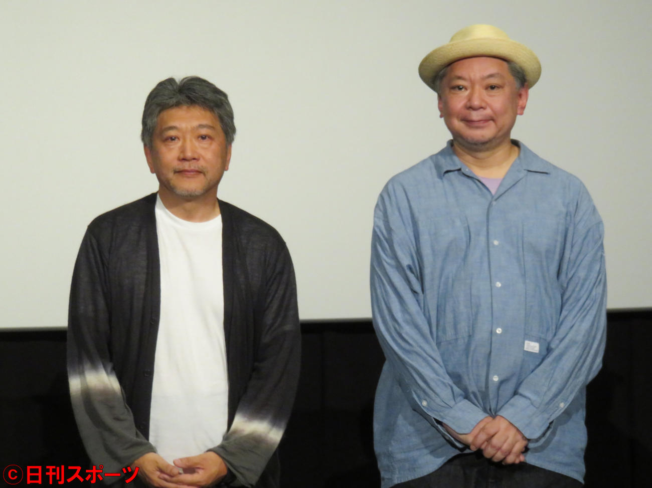 映画「ベイビー・ブローカー」のトークショーに出席した是枝裕和監督（左）鈴木おさむ氏