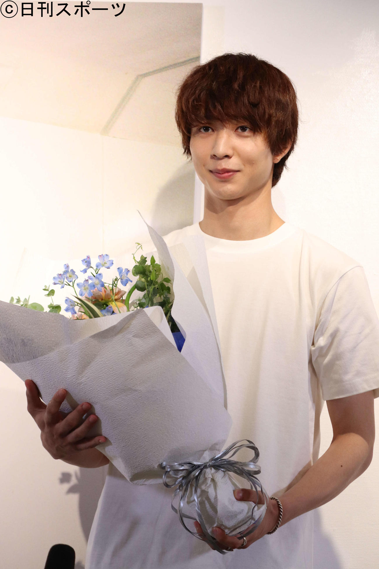 「ZJINE展＆グッズPOP UP　ストア」取材会で、誕生日のこの日、スタッフからサプライズで花束を受け取った鈴木仁（撮影・加藤理沙）