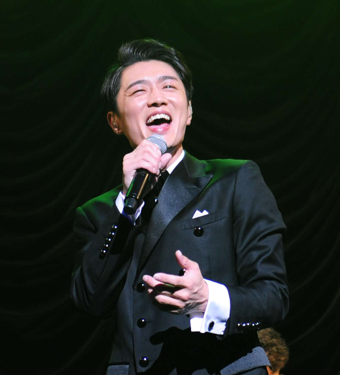 熱唱する真田ナオキ