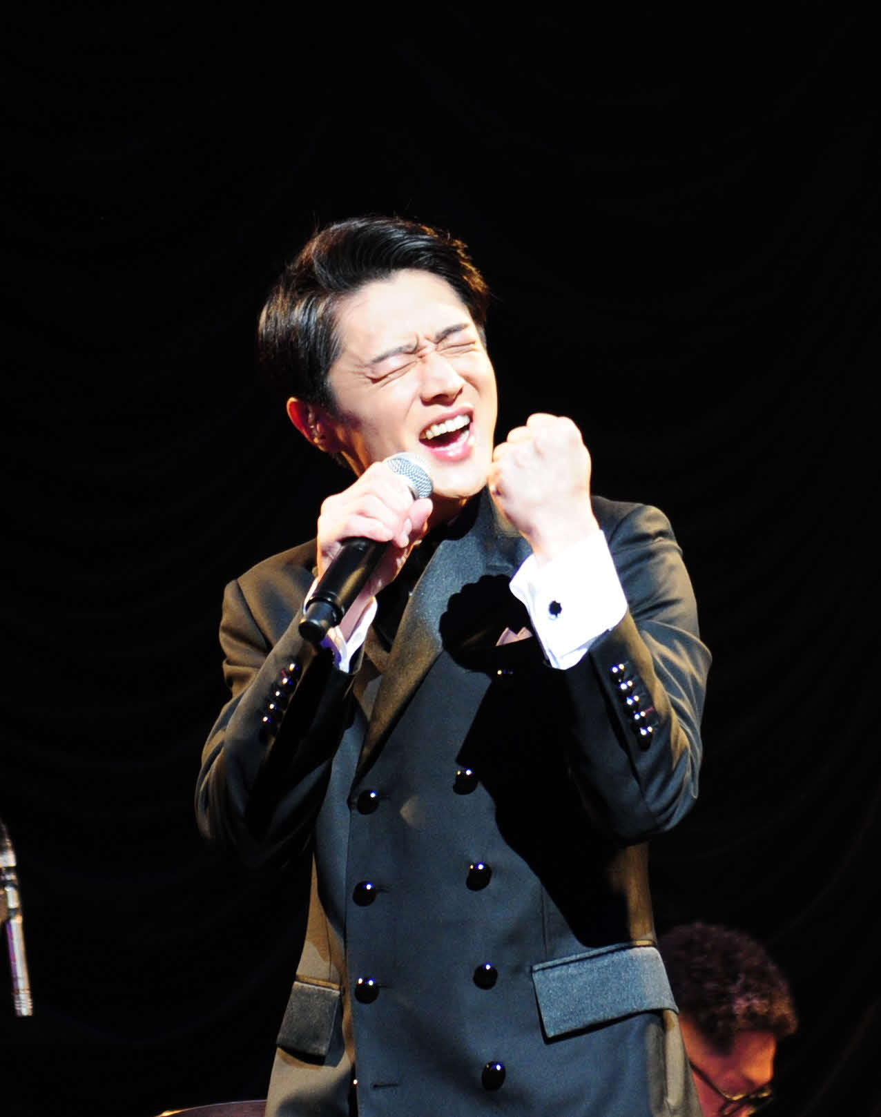 熱唱する真田ナオキ