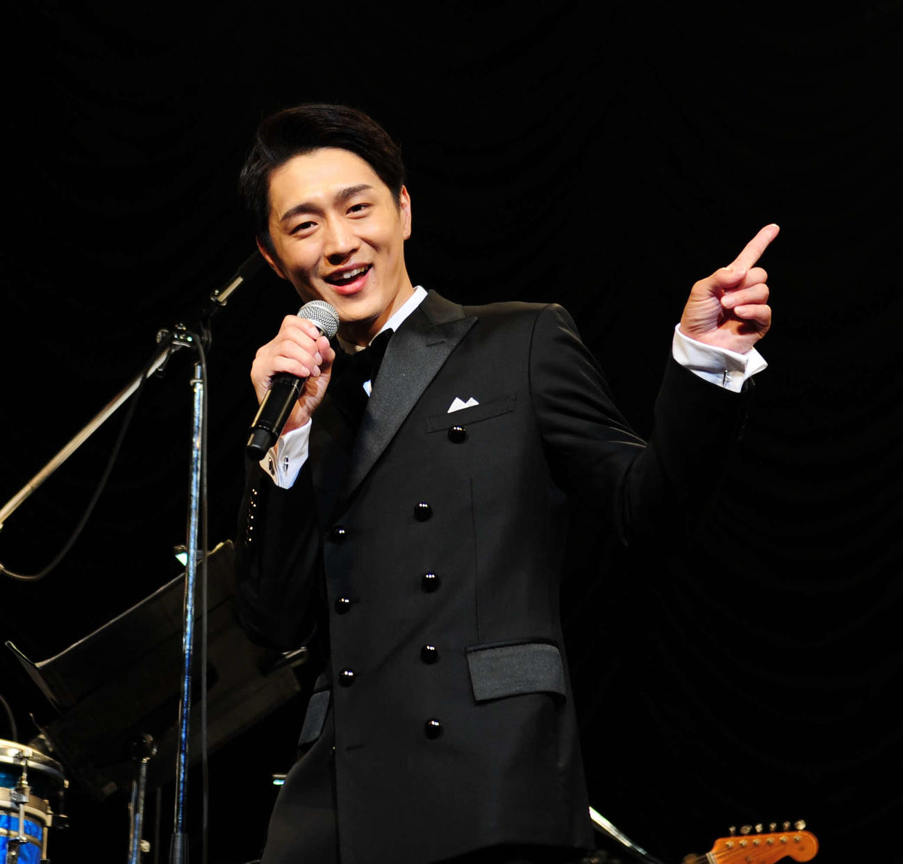熱唱する真田ナオキ