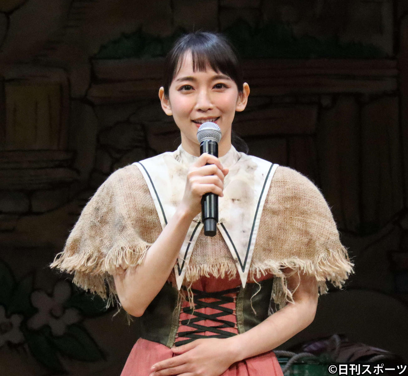 主演舞台「スルメが丘は花の匂い」の初日前会見を行った吉岡里帆