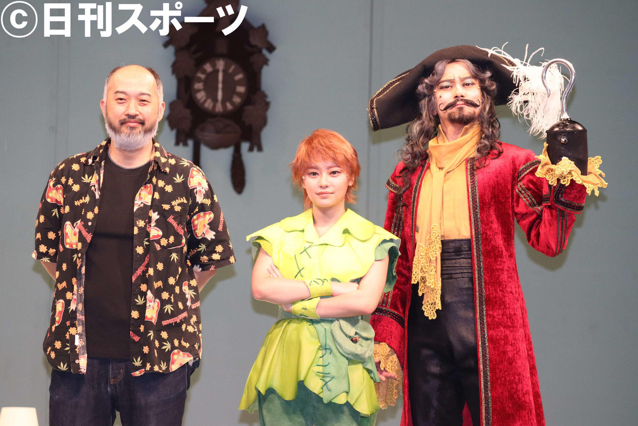 ミュージカル「ピーター・パン」囲み取材に応じた、左から演出家の森新太郎氏、吉柳咲良、小西遼生（撮影・加藤理沙）