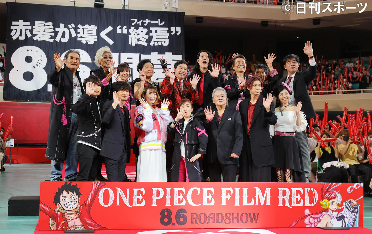 「ONE PIECE FILM RED」ワールドプレミアに登場した、前列左から中井和哉、津田健次郎、名塚佳織、田中真弓、池田秀一、山田裕貴、岡村明美、後列左から宝亀克寿、矢尾一樹、大谷育江、山口勝平、霜降り明星のせいや、粗品、平田広明、チョー、谷口悟朗監督（撮影・野上伸悟）
