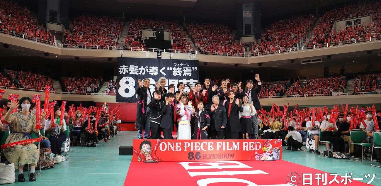 「ONE PIECE FILM RED」ワールドプレミアに登場した前列左から中井和哉、津田健次郎、名塚佳織、田中真弓、池田秀一、山田裕貴、岡村明美、後列左から宝亀克寿、矢尾一樹、大谷育江、山口勝平、霜降り明星のせいや、粗品、平田広明、チョー、谷口悟朗監督（撮影・野上伸悟）