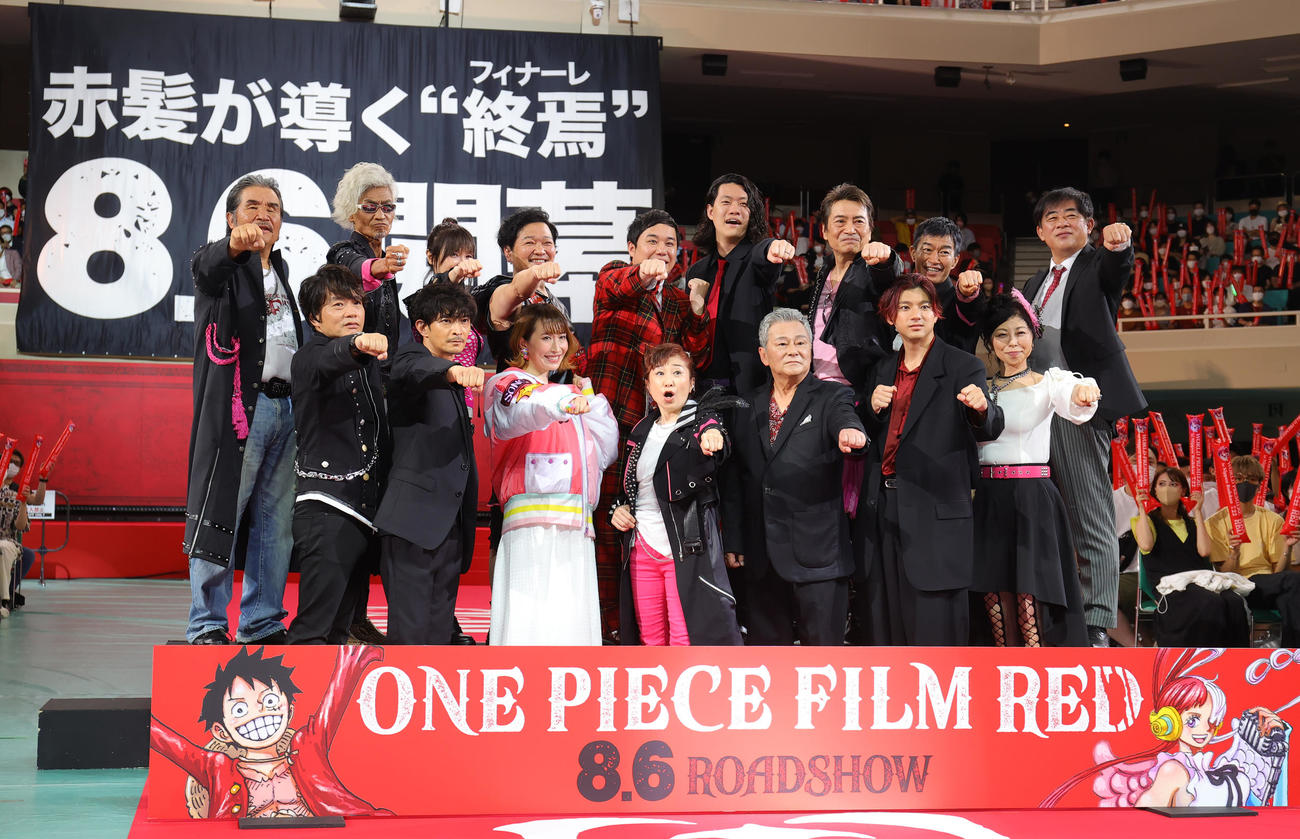 「ONE PIECE FILM RED」ワールドプレミアに登場した前列左から中井和哉、津田健次郎、名塚佳織、田中真弓、池田秀一、山田裕貴、岡村明美、後列左から宝亀克寿、矢尾一樹、大谷育江、山口勝平、霜降り明星のせいや、粗品、平田広明、チョー、谷口悟朗監督（撮影・野上伸悟）
