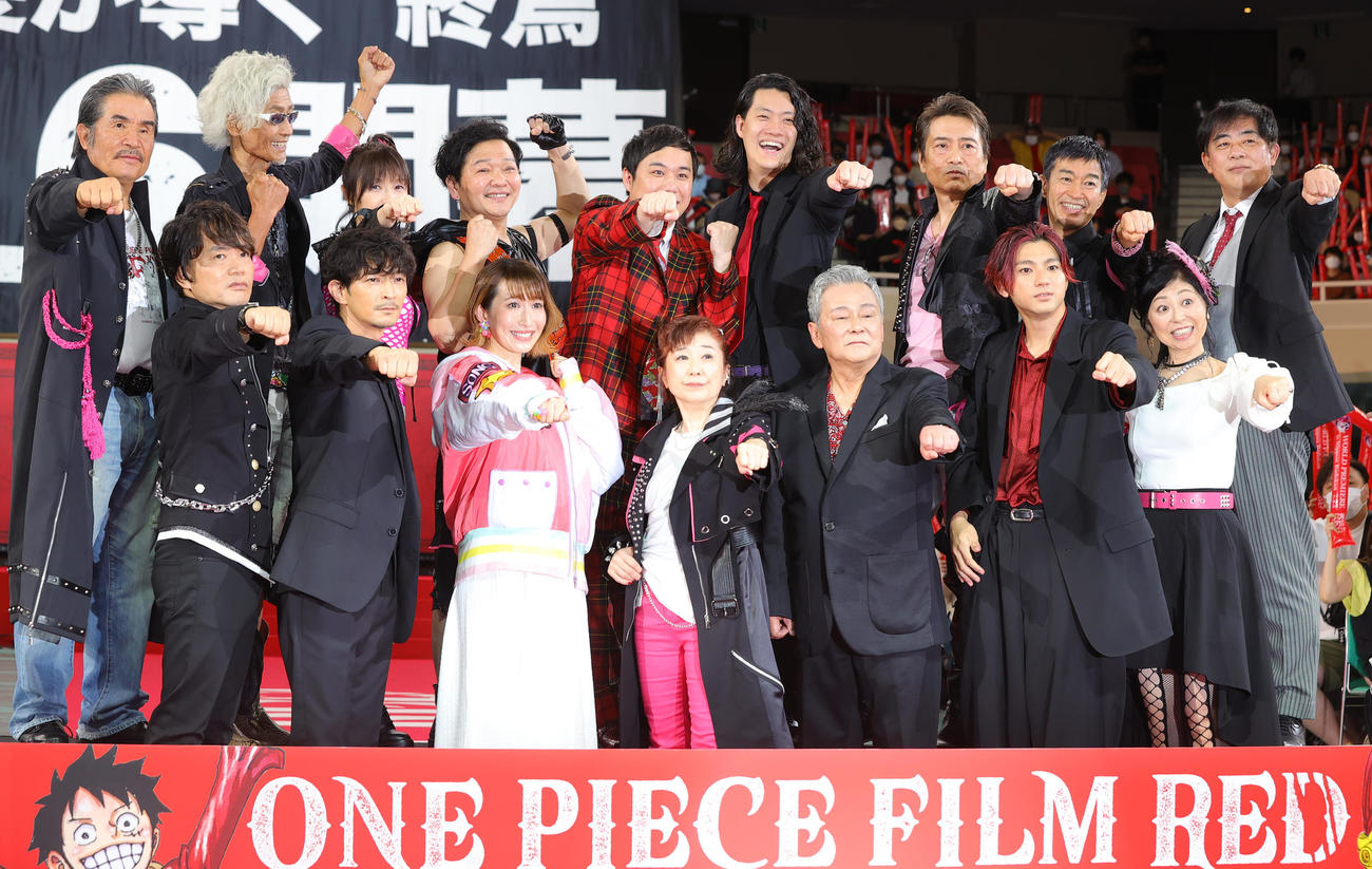 「ONE PIECE FILM RED」ワールドプレミアに登場した前列左から中井和哉、津田健次郎、名塚佳織、田中真弓、池田秀一、山田裕貴、岡村明美、後列左から宝亀克寿、矢尾一樹、大谷育江、山口勝平、霜降り明星のせいや、粗品、平田広明、チョー、谷口悟朗監督（撮影・野上伸悟）