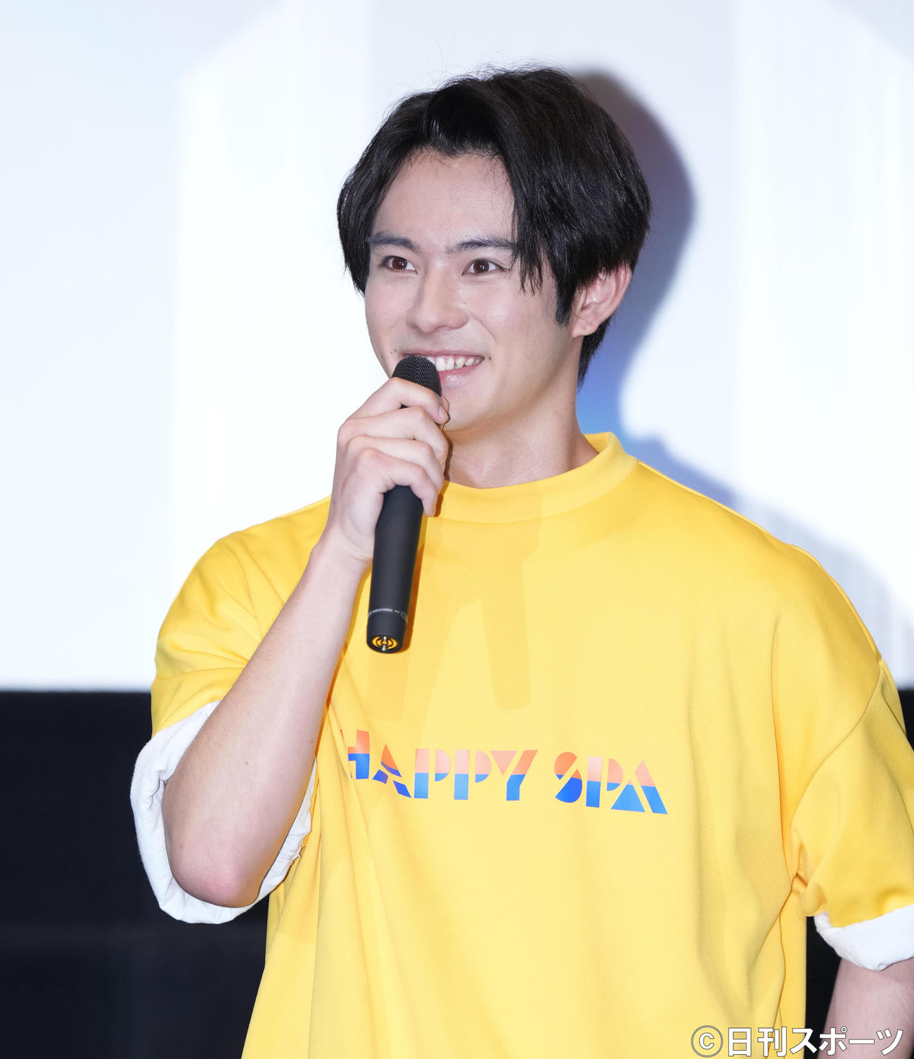 「劇場版　仮面ライダーリバイス　バトルファミリア」の舞台あいさつでファンに手を振る前田拳太郎（撮影・菅敏）