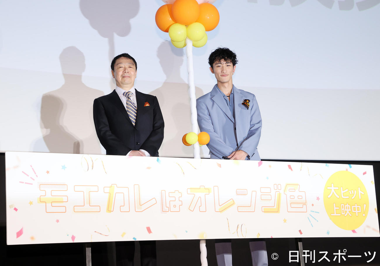 写真に納まる村上正典監督（左）とSnow Manの岩本照（撮影・鈴木正人）