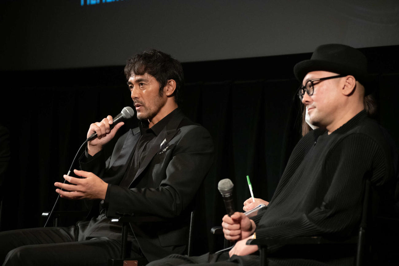 「異動辞令は音楽隊！」のワールドプレミア上映後、内田英治監督（右）とともに質疑応答に応じる阿部寛