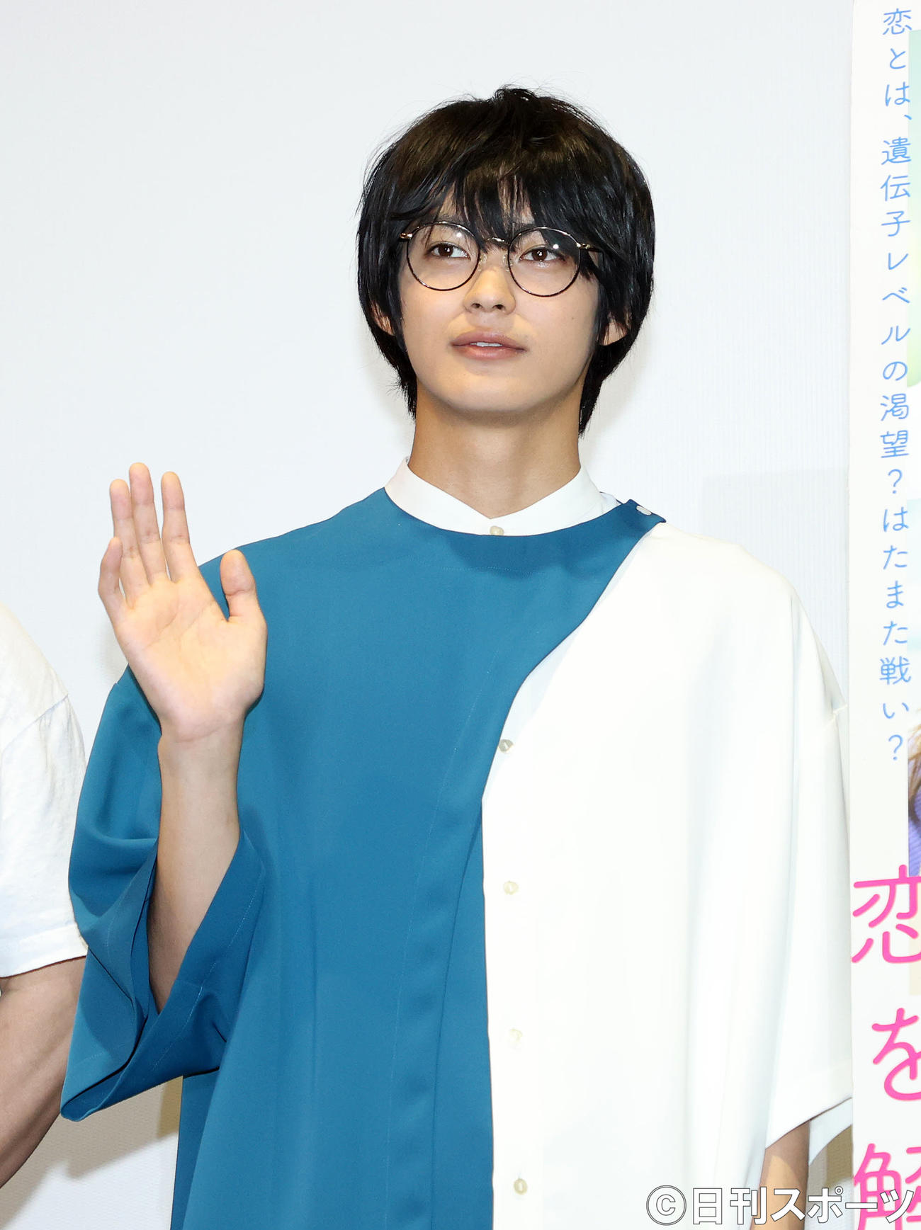 映画「恋は光」舞台あいさつで手を振る神尾楓珠（撮影・鈴木正人）