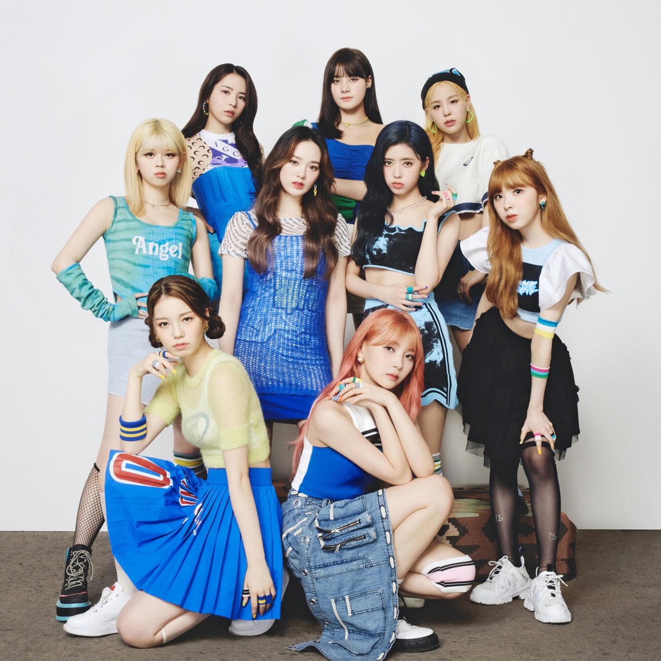NiziU。前列左からAYAKA、MAYUKA、中列左からRIKU、RIO、RIMA、MIIHI、後列左からMAYA、NINA、MAKO